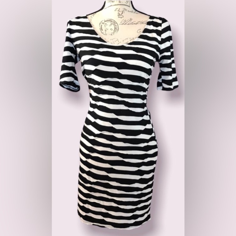 Xhilaration Wavy Striped Bodycon Dress, Size: medium, black/white